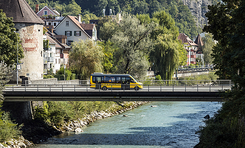 Linienbus auf Brücke in Feldkirch